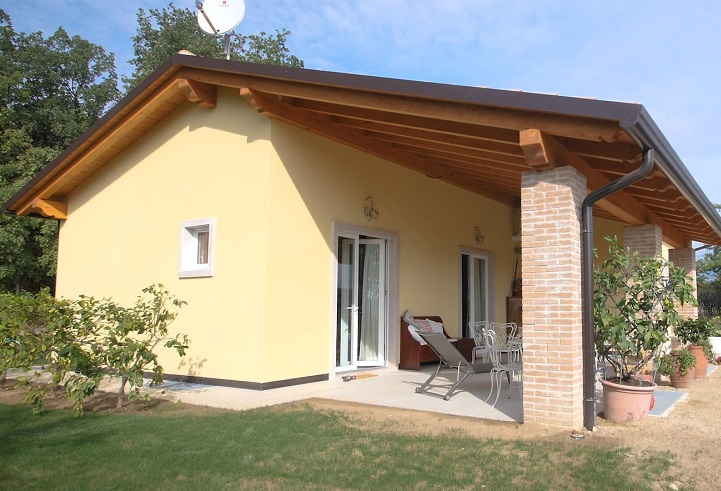 Une maison préfabriquée moderne conçue pour un mode de vie pratique et élégant.