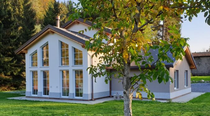 Une maison préfabriquée moderne combinant design élégant et performance énergétique.